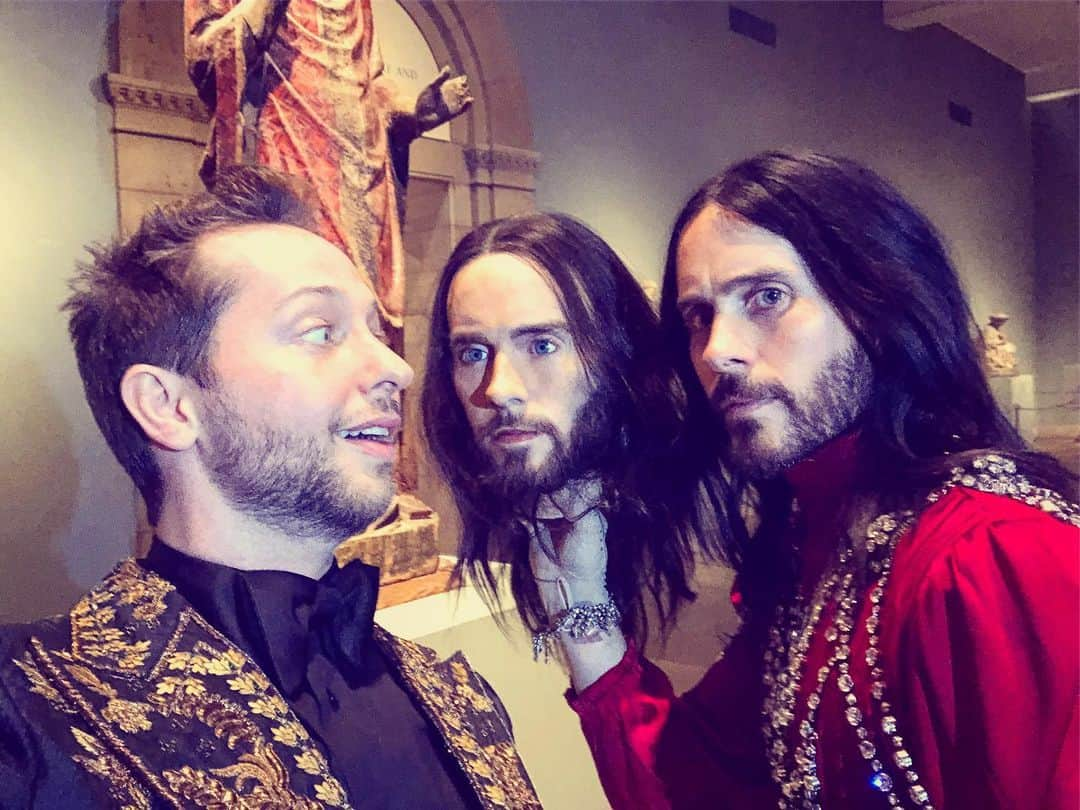 デレク・ブラスバーグさんのインスタグラム写真 - (デレク・ブラスバーグInstagram)「Does this mean I can tell people I had a threesome with @jaredleto? #metgala」5月7日 11時11分 - derekblasberg