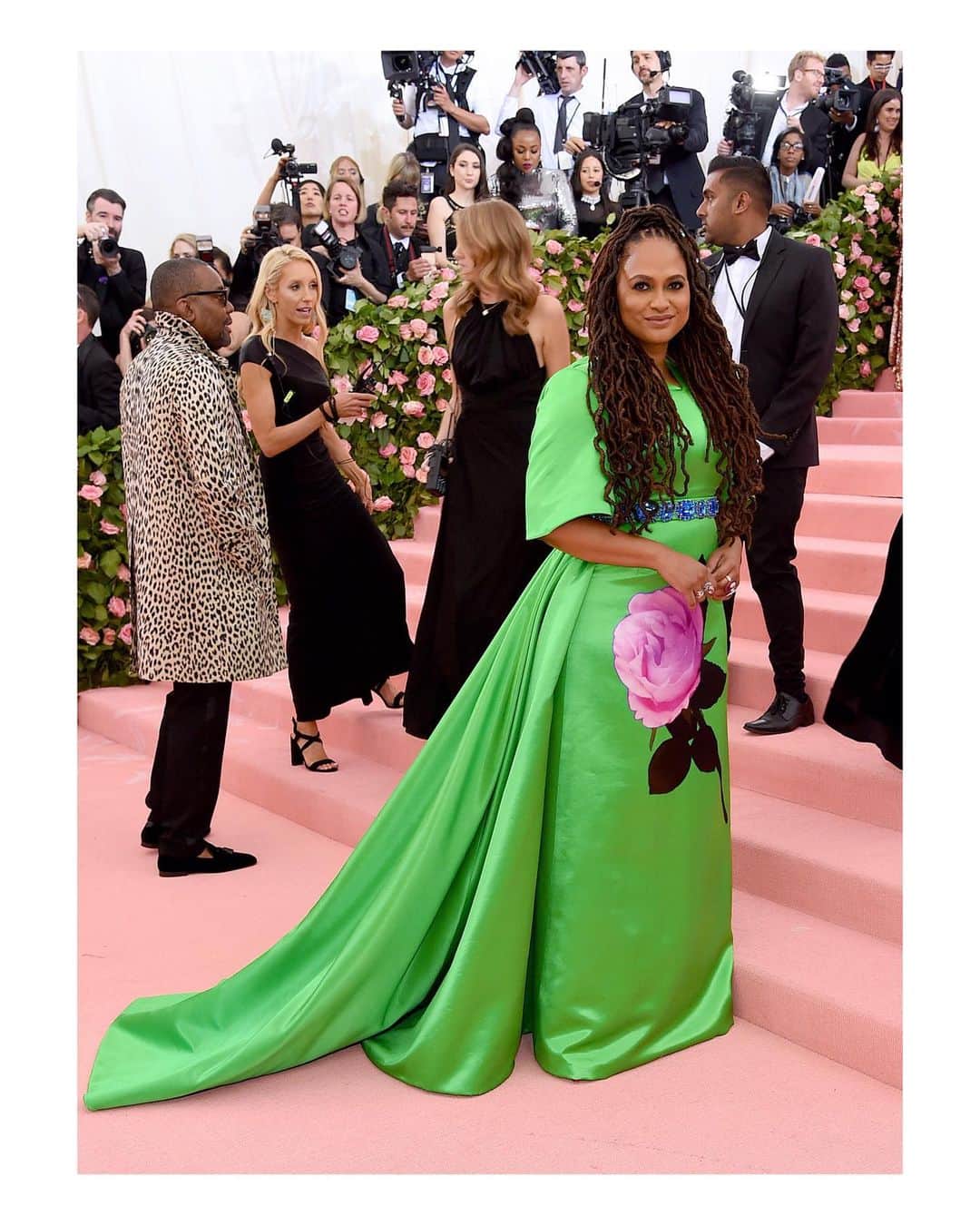 プラダさんのインスタグラム写真 - (プラダInstagram)「To the #MetGala, @Ava DuVernay wears a custom #Prada emerald green duchesse gown accented with a violet and pink oversized printed rose, and blue crystal belt, red satin bow shoes, and an emerald Swarovski studded crystal pouchette. #PradaPeople #MetCamp」5月7日 11時11分 - prada