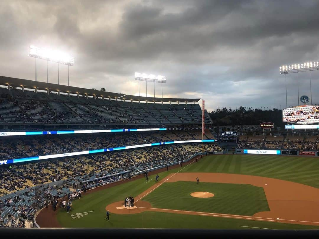 トム・ベリカさんのインスタグラム写真 - (トム・ベリカInstagram)「Beautiful night in Chavez Ravine. @dodgers #nofilter #hiatus」5月7日 11時11分 - tomverica