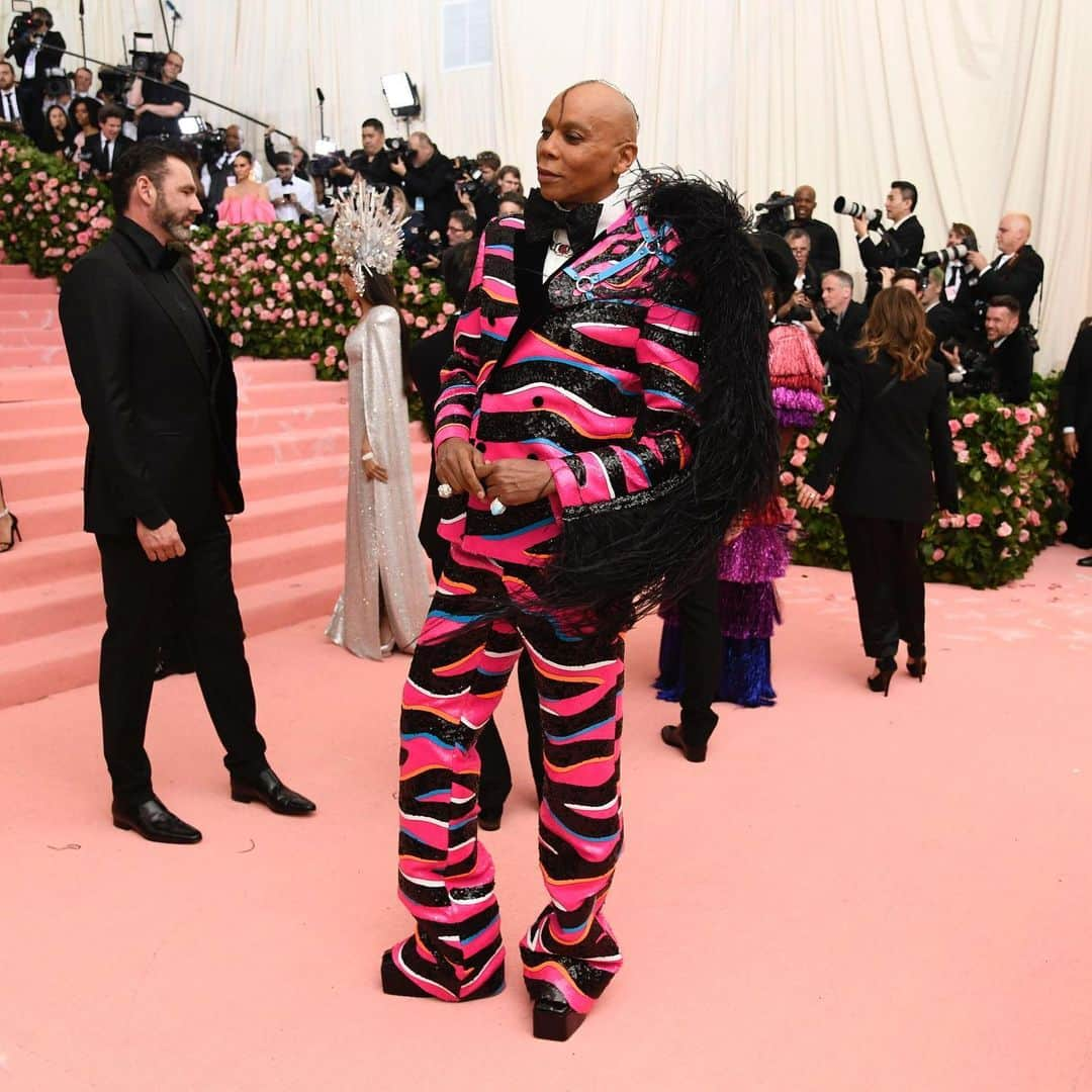 ニューヨーク・タイムズさんのインスタグラム写真 - (ニューヨーク・タイムズInstagram)「Sometimes known as “the Oscars of the East Coast” the Met Gala is like an awards show without the awards — pure, unadulterated red carpet. This year, the theme was camp, but it’s a slippery thing to define. The dress code: “studied triviality.” For all the looks from the red carpet, click the link in our bio. @karstenmoran and @vnina shot these photos. Want more #camp glam? Make sure to follow @nytimesfashion.」5月7日 11時12分 - nytimes