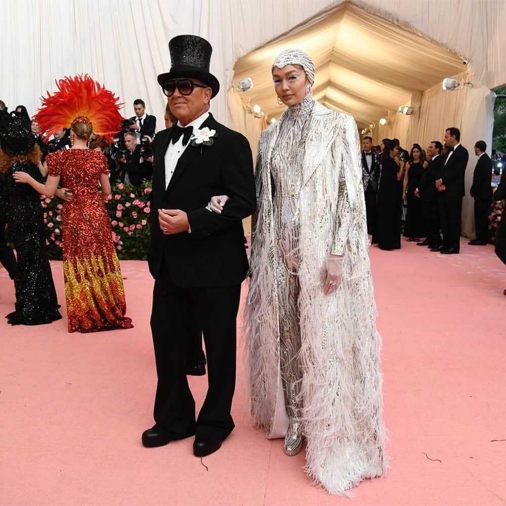 ニューヨーク・タイムズさんのインスタグラム写真 - (ニューヨーク・タイムズInstagram)「Sometimes known as “the Oscars of the East Coast” the Met Gala is like an awards show without the awards — pure, unadulterated red carpet. This year, the theme was camp, but it’s a slippery thing to define. The dress code: “studied triviality.” For all the looks from the red carpet, click the link in our bio. @karstenmoran and @vnina shot these photos. Want more #camp glam? Make sure to follow @nytimesfashion.」5月7日 11時12分 - nytimes