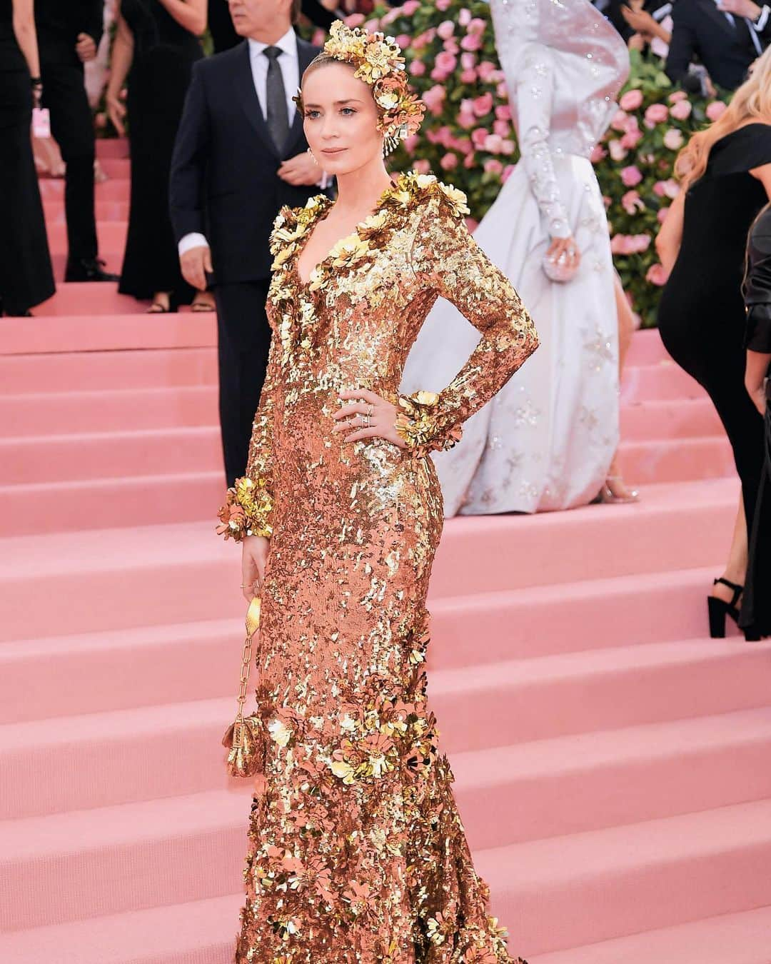 マイケルコースさんのインスタグラム写真 - (マイケルコースInstagram)「Good as gold: #EmilyBlunt in custom #MichaelKorsCollection at the #MetGala. #MetCamp」5月7日 11時19分 - michaelkors