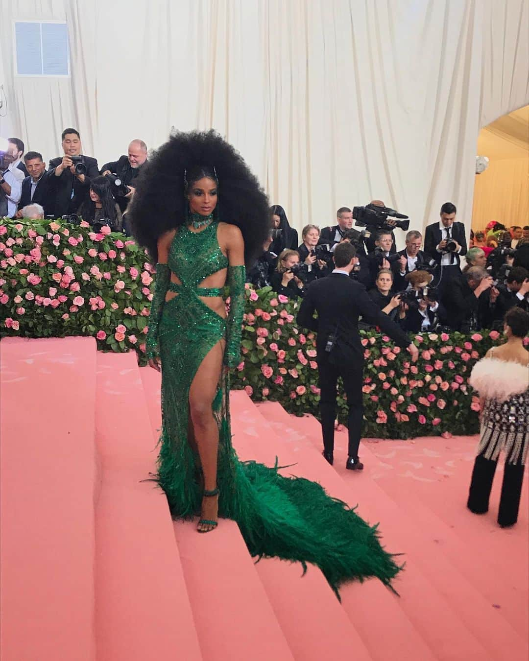 メトロポリタン美術館さんのインスタグラム写真 - (メトロポリタン美術館Instagram)「@ciara walks the #MetGala red carpet as a green goddess. #MetCamp #Ciara」5月7日 11時27分 - metmuseum