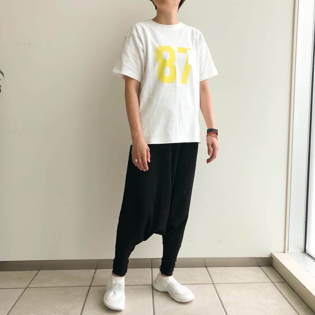 のインスタグラム：「【NEW ITEM】ラシック店スタッフおすすめ。ナンバープリントT  フットボールＴシャツをイメージした半袖Ｔシャツ、 胸元のナンバリングと小さなポケットがポイント。  優しい肌触りで、締め付けのない着心地の良さが魅力です。  ＭサイズとＬサイズ（ユニセックスサイズ）の2サイズ展開で、Lサイズなら男性でも着ることができ 女性ならゆったりとメンズライクに着こなすのもおすすめです。  是非、名古屋ラシック店へ見に来て下さいね。  スタッフ着用:　Lサイズ  ナンバープリント半袖Ｔシャツ 6,400円+税 Col:ホワイト、ライトグレー、ダークグレー 商品コード:SY9S1104 @simplycoltd  #simplycoltd #simply #シンプリー #apron #エプロン #お出かけエプロン #workwear #ワークウエア #キッチン雑貨 #ボーイな女 #大人カジュアル #ユニセックスTシャツ #2019SS #新作 #ナンバープリント#87 #バナナ」
