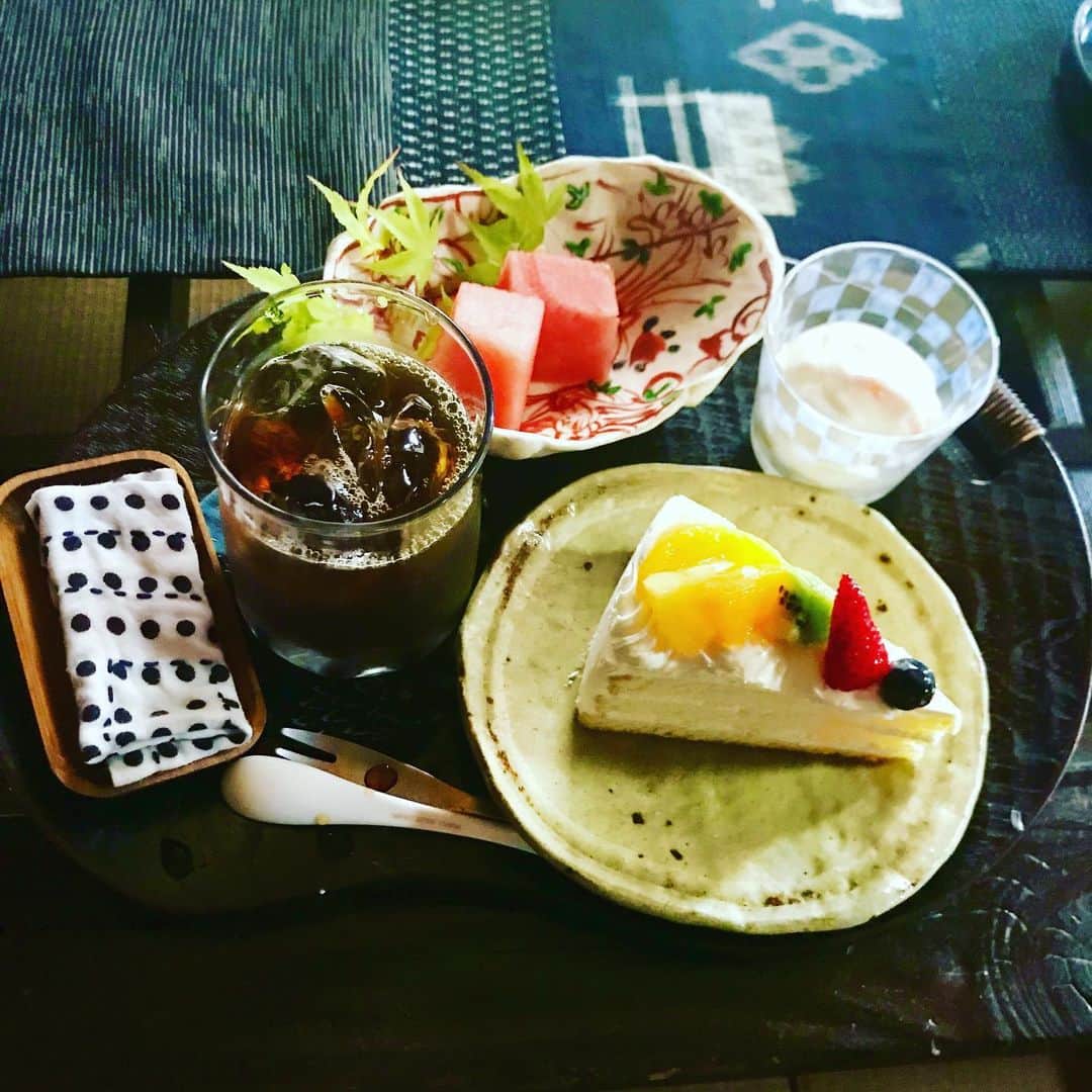 島谷ひとみさんのインスタグラム写真 - (島谷ひとみInstagram)「束の間の、幸せなゴールデンウィーク。  ちょーど一年前の今頃母が病気になり、こうして一年後家族で野球を観に行けるなんて思いもよらなかった。  感謝だね。  きっと、父も母も泣いていただろう。  夜大好きなカラオケに行って。  母親はやはり泣いていた。  それにしても、お母様。  デザートのボリューム凄過ぎますw  愛情が凄過ぎるw  お店だねw  #野球観戦 #広島市民球場 #カープ #頑張れ！ #島谷ひとみ」5月7日 11時36分 - shimatani_hitomi_official