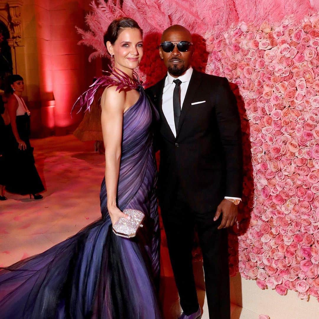 E! Onlineさんのインスタグラム写真 - (E! OnlineInstagram)「Tonight was a night to remember as Jamie Foxx and Katie Holmes surprised us all after arriving at the #MetGala together, but they couldn't give us everything we wanted (i.e. a pink carpet couple photo?!?). Link in bio for all the details on their low-key appearance. (📷: Getty Images)」5月7日 11時33分 - enews