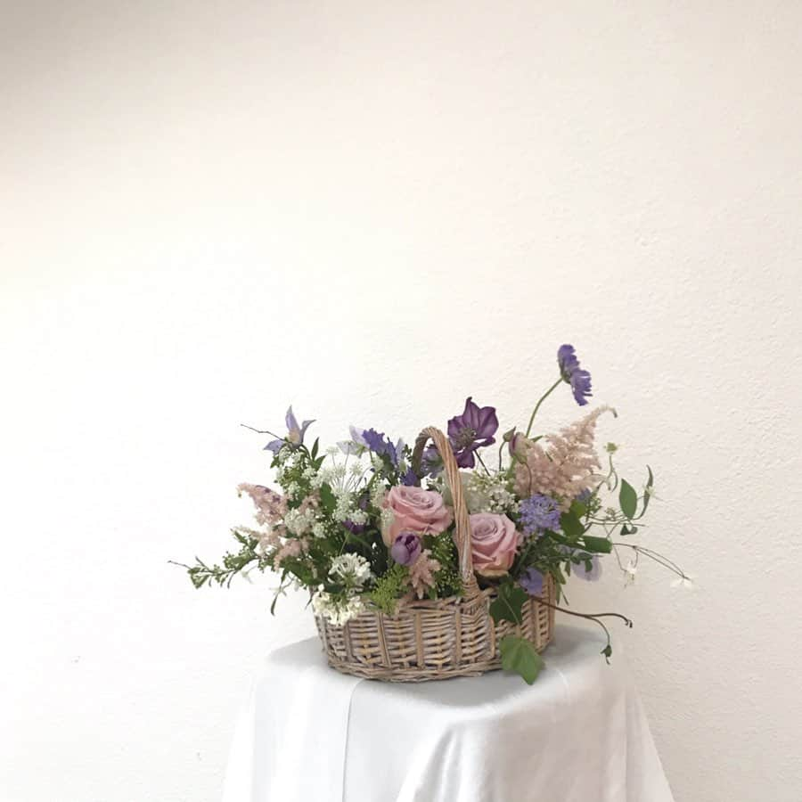 플로리스트 이주연 florist Lee Ju Yeonさんのインスタグラム写真 - (플로리스트 이주연 florist Lee Ju YeonInstagram)「. . 오랜만에 수업라는 귀염댕이 두여인의 꽃바구니 고생했어용 😘🥰 . 어버이날 스승의날 상품 예약 받고 있어요 ❣️ . #바네스어버이날스승의날상품 (👈🏻태그에 다양한 상품있어요😊) . 문의는 카톡 ID vaness52로 문의 주세요 🥰 . #어버이날꽃선물 #어버이날꽃다발 #어버이날카네이션 #카네이션꽃바구니 #카네이션꽃다발 #카네이션 #어버이날 #어버이날카네이션 #스승의날 #스승의날꽃선물 #카네이션 #역삼동꽃집 #언주역꽃집  #vanessflower #바네스플라워  배송은 지역에따라 배송비가 발생되며 서울 경기권 지역까지 배송 가능하세요 😘 블로그 vanessflower.co.kr (인스타상단링크)들어가시면 다양한 가격대별 상품 보실수있어요 ❤️ .」5月7日 11時34分 - vanessflower