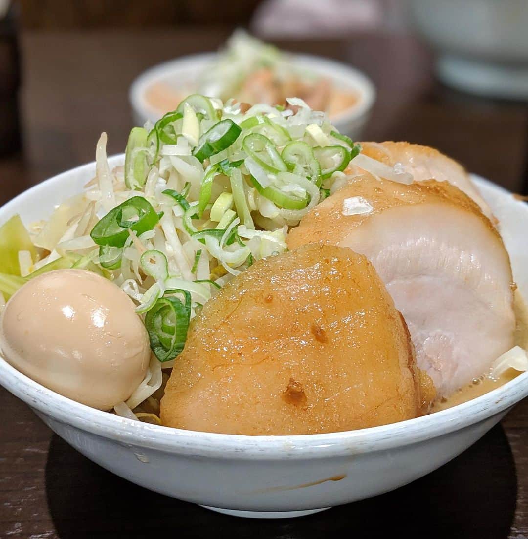 のインスタグラム：「二郎インスパイア🤤🍜💓 渋谷『#ちばから 』 ・ 豚ラーメン+味玉🍳 アブラ(増やす)ネギ(入れる)🍜 そして豚おまけしてくださった😭💓 ・ ド乳化濃厚スープに平打ち太麺がよく絡む✨ 半年前に行った時より麺が平めになってた気がする！ ・ 豚が脂身たっぷりで、ぷるんぷるん🤤💓💓 ラーメンラリーシールも お渡し出来て嬉しかった(*^^*) ・ #二郎インスパイア #二郎系 #ラーメン #拉麺 #麺スタグラム #麺活 #麺 #味玉 #渋谷ラーメン #めぐログ_渋谷 #pixelで撮影 #豚 #noodle」