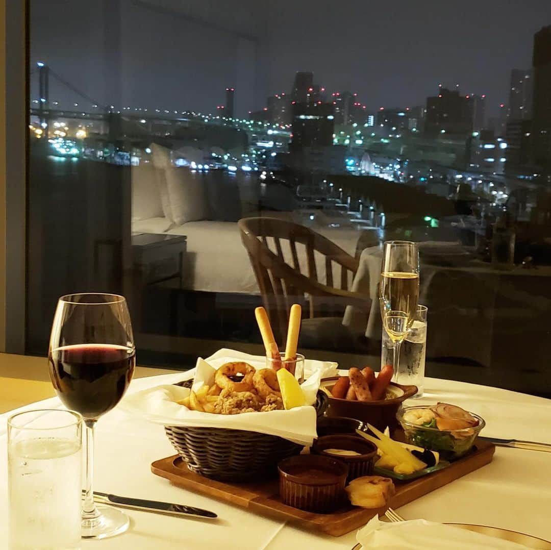 InterContinental Tokyo Bayさんのインスタグラム写真 - (InterContinental Tokyo BayInstagram)「インルームダイニングのおすすめメニュー『ミックススナック コンボ』は、ボリュームたっぷりのおつまみ盛り合わせです🍟🍿 東京湾岸夜景をご覧いただきながら、お部屋でゆっくりと、お得なドリンクセットとともにぜひどうぞ🍷🍺🥂 . ●フライドチキン、オニオンリング、フライドポテト ●生ハムのグリッシーニ ●ソーセージ盛り合わせと温野菜 ●チーズとスライスバゲット ●シーフードマリネ ●サルサソース、タルタルソース、粒マスタード  Featured in-room dining recommended menu, mixed snacks combo. We prepared a platter of hearty snacks. To party party We also offer special drink sets for the sake of sake. Please use it by all means. . ● Fried chicken, onion rings, french fries ● Grissini of raw ham ● Assorted sausages and hotvegetables ● Cheese and sliced baguette ● Marinated seafood ● Salsa sauce, tartar sauce, grain mustard  #インターコンチネンタル東京ベイ#ルームサービス #ホテル　 #高層階 #海の見える部屋  #ミックススナック #パーティー  #東京湾 #東京夜景 #浜松町 #チキン #ソーセージ #ポテト  #intercontinentaltokyobay  #hotel #roomservice  #tokyo  #グリッシーニ　#お酒 #东京 #东京湾  #도쿄 #도쿄만」5月7日 11時37分 - intercontitokyobay