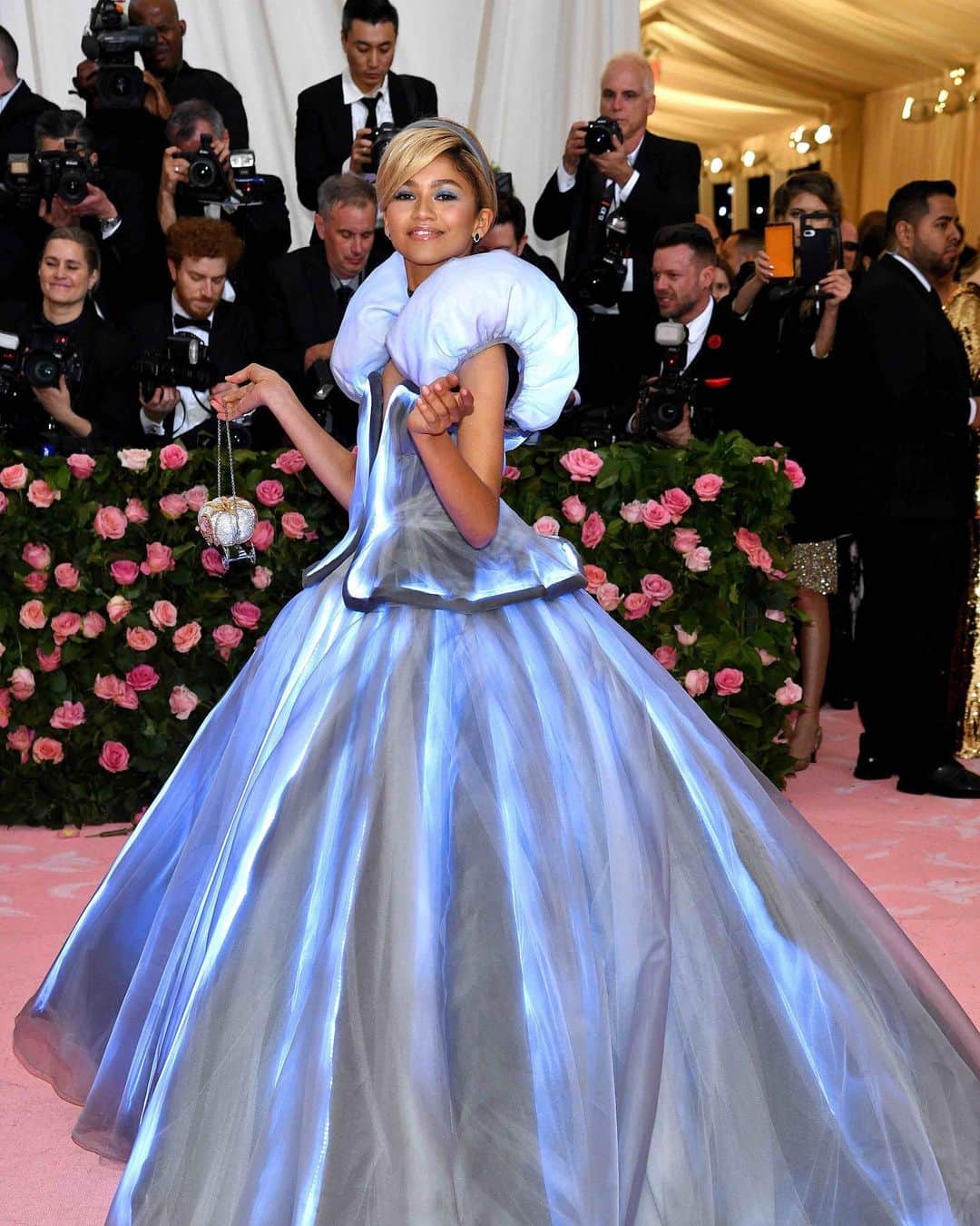 のインスタグラム：「@zendaya makes her red carpet arrival in a dramatic interpretation of high camp - where technology and couture design meet. #MetGala2019」