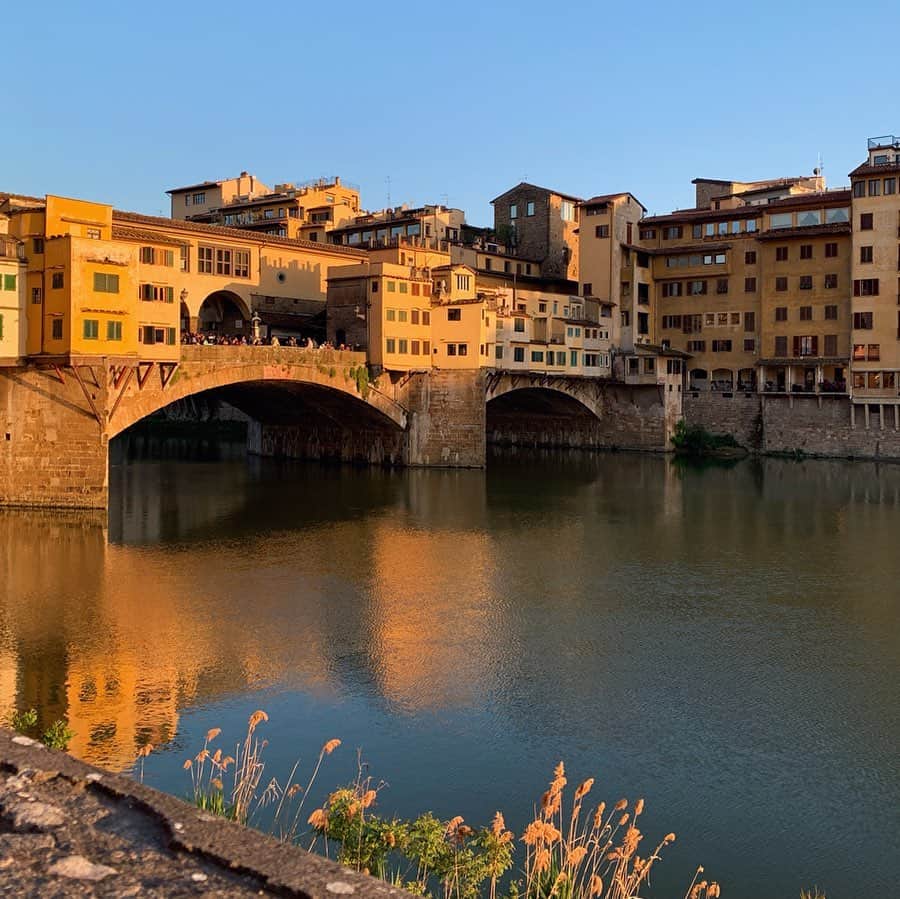 小祝麻里亜さんのインスタグラム写真 - (小祝麻里亜Instagram)「day.6  Firenze,Italy ． ． 遅れてしまったけど、ヴェネツィアから移動して、フィレンツェへ🚇ホテルはヴェッキオ橋近くに。  着いて早々、サンタ・マリア・デル・フィオーレ大聖堂のクーポラに行きました😊街並みがどこかあたたかくて、親しみやすいフィレンツェ。 ． ずっと行きたかった、世界最古の薬局、サンタ・マリア・ノヴェッラにも行けて大満足❣️軽食は巨大なパニーニ🤗🤗 ． ＿＿＿＿＿＿＿＿＿＿＿ #italytravel#italytrip#trip#travel#firenze #santamarianovella #santamariadelfiore  #イタリア#フィレンツェ #サンタマリアノヴェッラ #サンタマリアデルフィオーレ大聖堂 #ポンテヴェッキオ #パニーニ #旅スタグラム #イタリア旅行#家族旅行#가족여행#여행기록#여행스냅#여행스타그램#여행」5月7日 11時40分 - maria_koiwai
