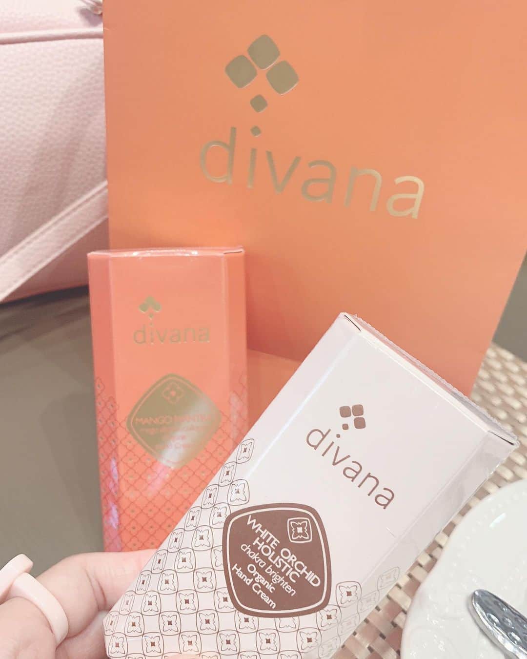青木美沙子さんのインスタグラム写真 - (青木美沙子Instagram)「タイで買った🇹🇭ハンドクリーム❣️divana💓かわいくていい香り💓マンゴーのハンドクリームはタイらしいお土産になるよ💓 #バンコク旅 #divana」5月7日 11時53分 - misakoaoki