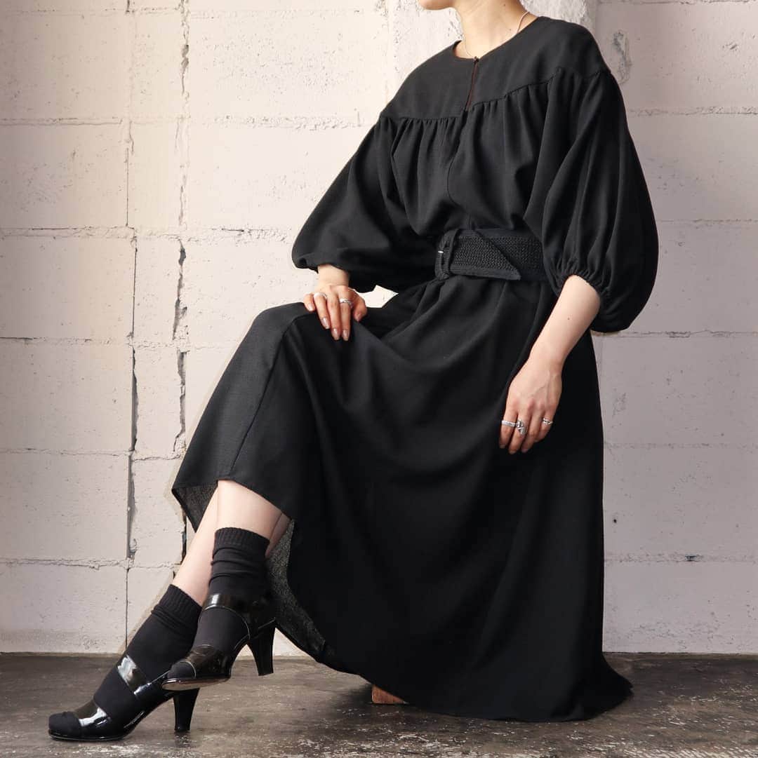 吉祥寺 古着屋 Orfeoのインスタグラム：「Vintage Volume Sleeve Dress  #orfeo #kichijoji #tokyo #vintage #used #fashion #coordinate #outfits  掲載商品のお問い合わせはメールにて承っております。コメント、DMでのお問い合わせは受け付けておりませんのでご了承ください。」