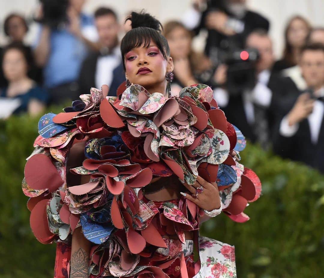 E! Onlineさんのインスタグラム写真 - (E! OnlineInstagram)「Rihanna's #MetGala absence did NOT go unnoticed, so obviously we had to get to the bottom of it. Link in bio for the real reason why she didn't make her epic appearance. (📷: Getty Images)」5月7日 11時45分 - enews