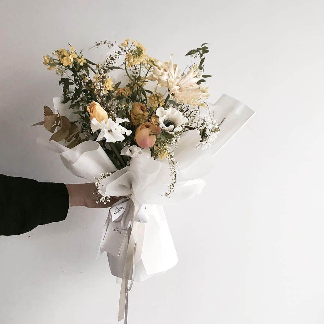 플로리스트 이주연 florist Lee Ju Yeonさんのインスタグラム写真 - (플로리스트 이주연 florist Lee Ju YeonInstagram)「. . 어버이날 스승의날 상품 예약 받고 있어요 ❣️ . #바네스어버이날스승의날상품 (👈🏻태그에 다양한 상품있어요😊) . 문의는 카톡 ID vaness52로 문의 주세요 🥰 . #어버이날꽃선물 #어버이날꽃다발 #어버이날카네이션 #카네이션꽃바구니 #카네이션꽃다발 #카네이션 #어버이날 #어버이날카네이션 #스승의날 #스승의날꽃선물 #카네이션 #역삼동꽃집 #언주역꽃집  #vanessflower #바네스플라워  배송은 지역에따라 배송비가 발생되며 서울 경기권 지역까지 배송 가능하세요 😘 블로그 vanessflower.co.kr (인스타상단링크)들어가시면 다양한 가격대별 상품 보실수있어요 ❤️ .」5月7日 11時46分 - vanessflower