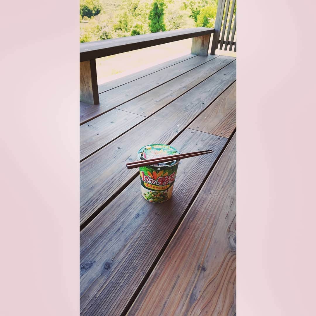 松本隆博のインスタグラム：「。 そして昼飯は、 1日分の野菜たっぷり カップ麺……健康的なのか？ (ー_ー)!!(o^^o)」