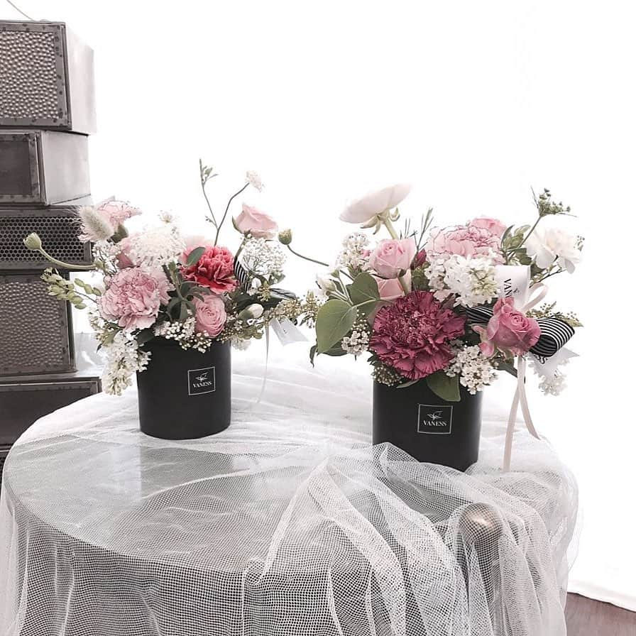 플로리스트 이주연 florist Lee Ju Yeonさんのインスタグラム写真 - (플로리스트 이주연 florist Lee Ju YeonInstagram)「. . 어버이날 스승의날 상품 예약 받고 있어요 ❣️ . #바네스어버이날스승의날상품 (👈🏻태그에 다양한 상품있어요😊) . 문의는 카톡 ID vaness52로 문의 주세요 🥰 . #어버이날꽃선물 #어버이날꽃다발 #어버이날카네이션 #카네이션꽃바구니 #카네이션꽃다발 #카네이션 #어버이날 #어버이날카네이션 #스승의날 #스승의날꽃선물 #카네이션 #역삼동꽃집 #언주역꽃집  #vanessflower #바네스플라워  배송은 지역에따라 배송비가 발생되며 서울 경기권 지역까지 배송 가능하세요 😘 블로그 vanessflower.co.kr (인스타상단링크)들어가시면 다양한 가격대별 상품 보실수있어요 ❤️ .」5月7日 12時01分 - vanessflower