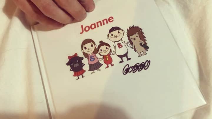 Saki のインスタグラム：「今年のお誕生日もパパからは #手作りの絵本  数数えの絵本で 今の時期にぴったり❤️ 進んで見ていくと、ジョアンがいつも 遊んでくれる近所のおじさん、お兄さん達が 登場😂わらった😂😂 話せたり認識するようになったら さらに楽しめる世界に１つの絵本やね📘✨ ラスト2つは去年にくれた手作り絵本です📙 ジョアンの物語よ😊  たまに読んで〜っと持ってきます💕👦🏻 PAPAありがとう❤️ @buggylab」