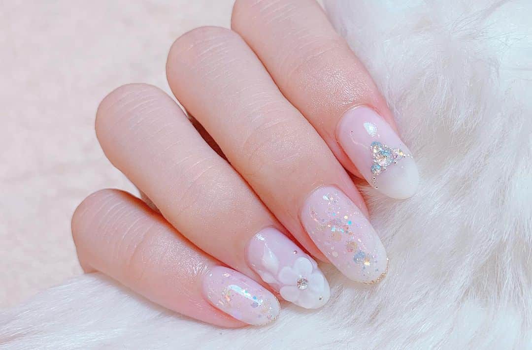 桜咲乃愛さんのインスタグラム写真 - (桜咲乃愛Instagram)「newnail💅💎✨ 最近乳白色にハマってる💖  見本の中から選んでラメ足してもらったんだけど、 このアクセサリーみたいなデザイン可愛すぎる🥺💕✨ 3Dアートも久しぶりにやった💖  上手だったしお店の清潔感半端なくてめっちゃ良かった☺️💓⭐️ お姉さん話すの上手だなぁ〜かわいいって思いながら静かに過ごしました（笑）🥺💕🍀 フットはラメのワンカラーでピンクにした💖 フットバスもあって気持ちよかった☺️💓⭐️ 表参道ヒルズの裏にあって行きやすいしおすすめ💖  @bonnechance_nail  ありがとうございました☺️💓✨ #newnail#ジェルネイル#シンプルネイル #ウエディングネイル#乳白色ネイル #3dアートネイル #アクセサリーデザイン#ラメネイル#表参道ネイル#表参道ネイルサロン #表参道ヒルズ#春ネイル2019」5月7日 11時58分 - noasama1101