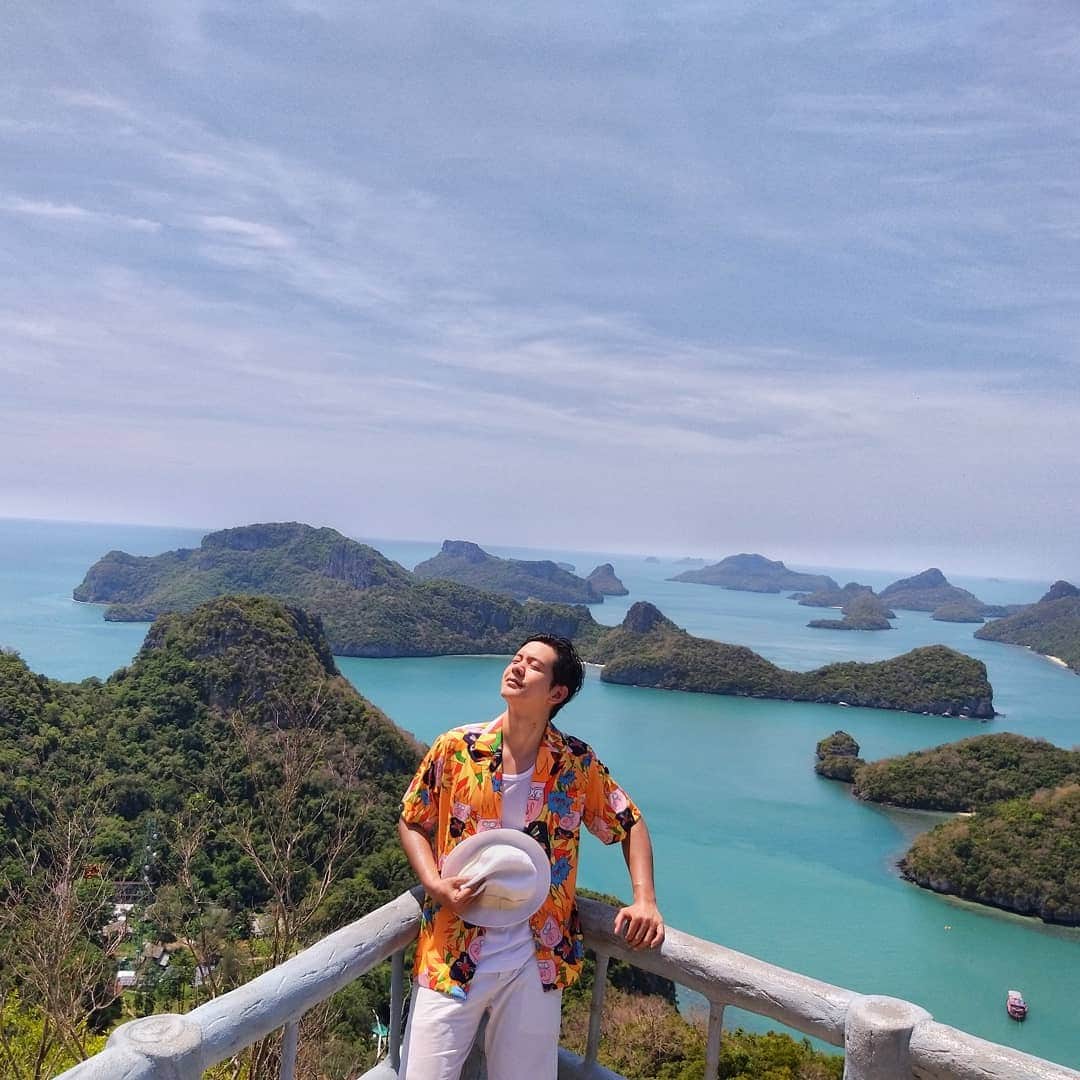 アイス・サランユーのインスタグラム：「นอกจากยิ่งสูงยิ่งหนาว❄ ยิ่งสูงก็ยิ่งร้อนด้วยนาจา☀️ แผดเผาเหลือเกินจ่ะแม่จ๋า เดินขึ้นผาชันมา 500 เมตร เพื่อ ภาพมุมนี้ ของ #หมู่เกาะอ่างทอง  Burn ไปทั้งตัว แต่คุ้ม กับ View ที่ได้เห็นนะ #เที่ยวทั่วไทยกับไอซ์ศรัณยู  #ททท」