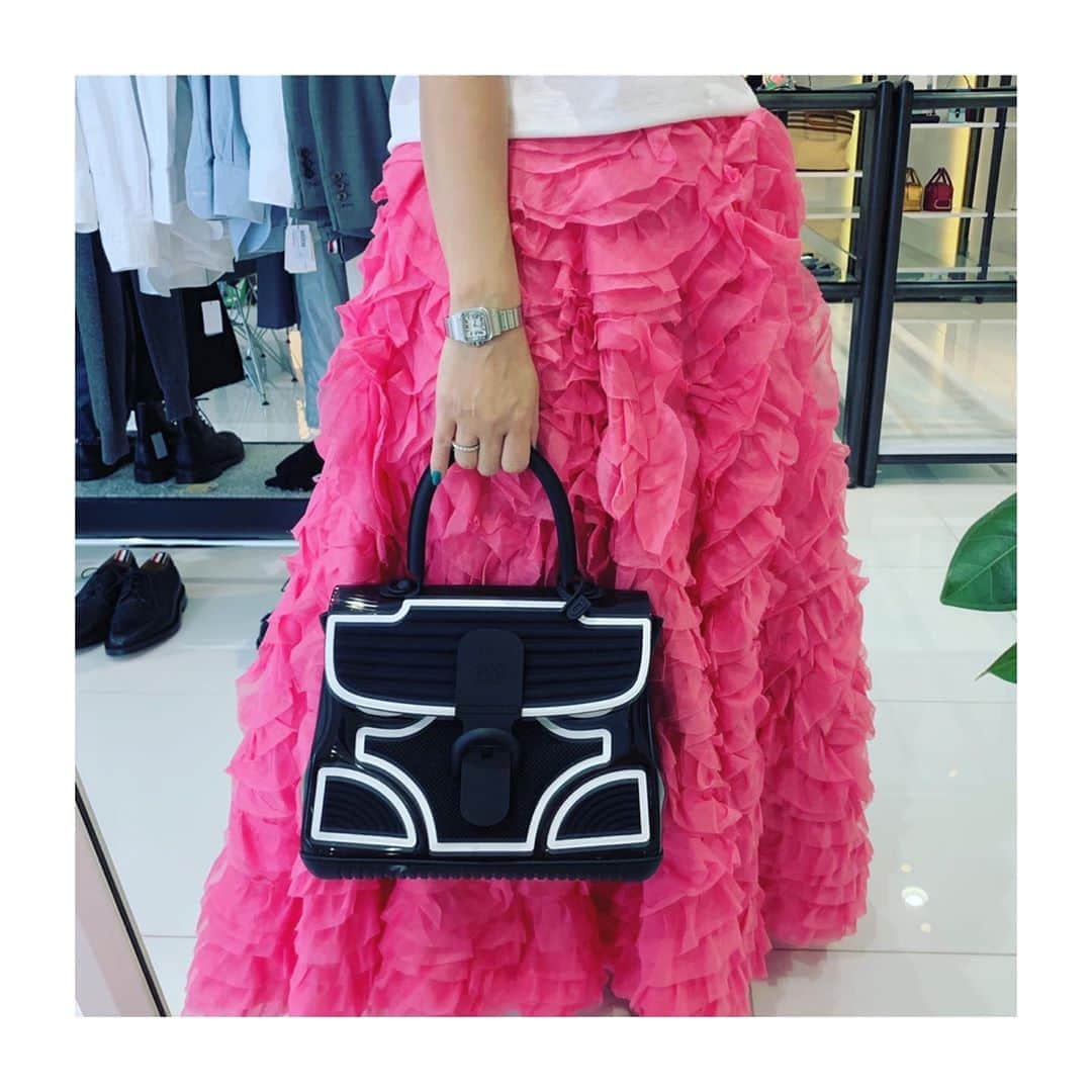 HiRAO INCのインスタグラム：「. Back to work💕  ウェルネスプログラムのおかげで凄くリフレッシュして、今日から元気に仕事はじめ。  気分のあがるピンクのスカートは休み中に届いたケイタマルヤマ @keitamaruyama  バックはデルヴォーの限定PVC素材 "THE CHAMPION" @delvaux #thechampion」