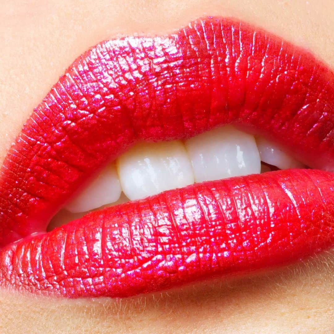 M∙A∙C Cosmetics Japanのインスタグラム：「⠀ 限定のリキッド リップカラーで 夜を彩るグリッターの輝きを💋✨ #MACGetBlazed #MACゲットブレーズド ⠀ *公式オンラインショップ 本日5/7発売 *全国 5/10発売 ⠀ ⠀ ↓↓使用メイン製品↓↓ [ブリング シング リキッド リップカラー] パープル フォー デイズ [ブリング シング リキッド リップ トップコート] デリシャスリー ディスラプティブ MAKEUP AND MODEL: M·A·C ARTIST MIHARU NAKAJIMA @mac_tckw PHOTO: @takaki_iwata ⠀ ⠀ ⠀ ⠀ ⠀ ⠀ #MACCosmeticsJapan #MACコスメ #MACCosmetics #MyArtistCommunityJP  #MACArtistChallenge #MAC #コスメ #メイク  #リップ #リキッドリップ #リップメイク #MACリップ #グリッター #キラキラ #ラメ #限定」