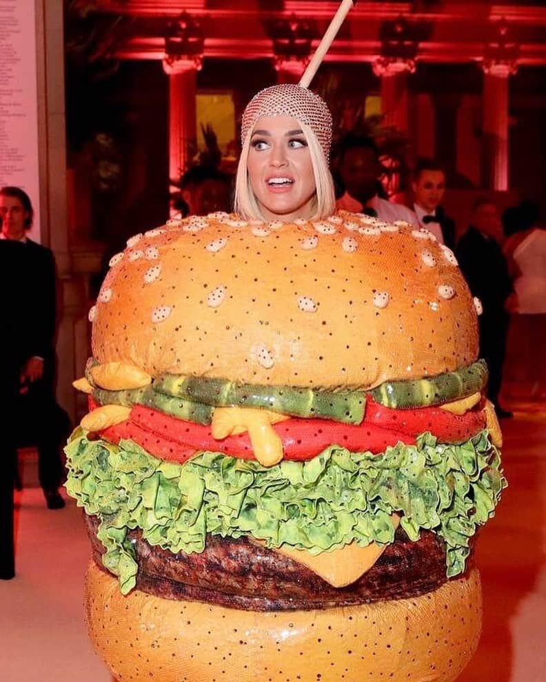 E! Onlineさんのインスタグラム写真 - (E! OnlineInstagram)「Katy Perry came to SERVE...dinner for all the guests at the #MetGala. 🍔 (📷: Getty Images for The Met Museum/Vogue)」5月7日 12時00分 - enews