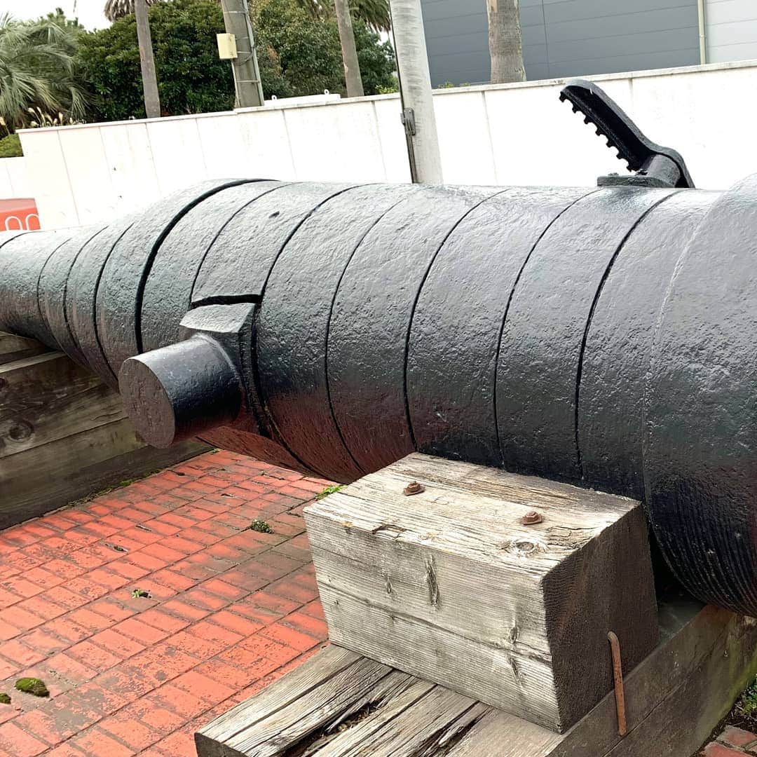 美ら島Travel のインスタグラム：「東京お台場にある船の科学館で展示されているロシア海軍軍艦アドミラル・ナヒーモフの主砲の砲身です。 日露戦争で日本海域で沈んでしまいました。 そして70年以上経ってから調査発見され、引き上げられました。 主砲だけでも迫力満点ですね♪ . ☆★☆★☆★☆★☆★☆★ 船の科学館 住所：東京都品川区東八潮3番1号 電話番号：03-5500-1111 ☆★☆★☆★☆★☆★☆★ . #japan　#tokyo　#travel　#lovejapan　#lovetokyo　#odaiba　#museumofmaritimescience　#東京　#お台場　#船の科学館　#科学館　#アドミラル・ナヒーモフ　#主砲　#南極観測　#海　#南極　#ワクワク　#一人旅　#旅行　#旅行女子　#旅女子　#旅好き　#旅行好きな人と繋がりたい　#観光名所　#観光　#東京旅行　#東京観光」