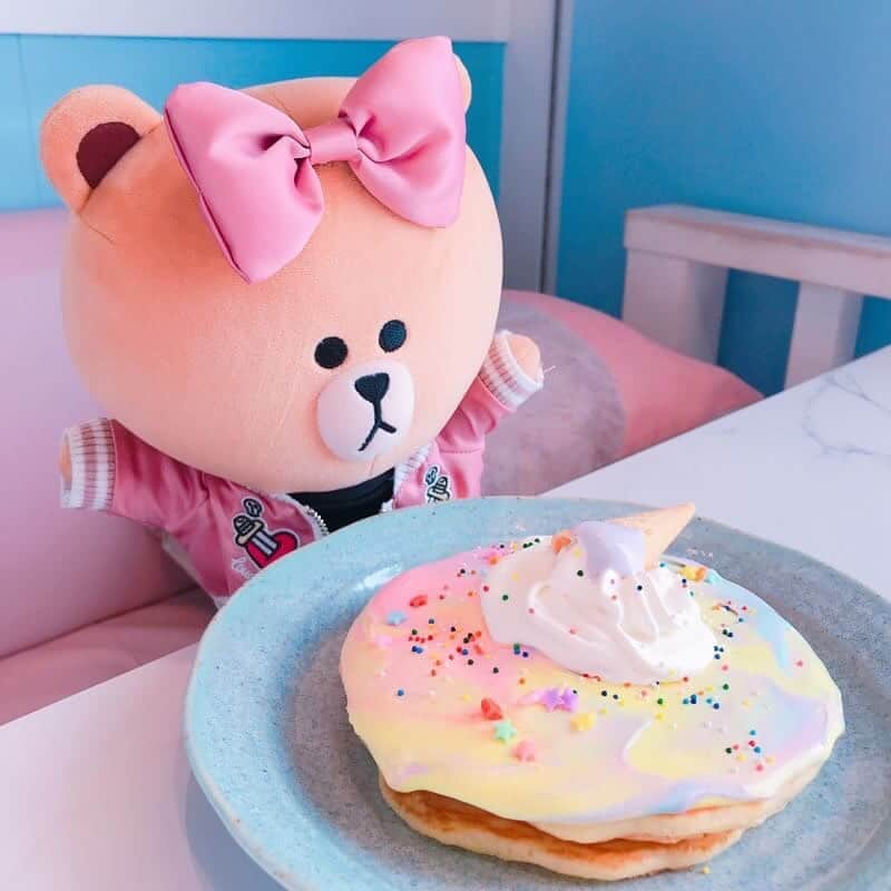 CHOCOさんのインスタグラム写真 - (CHOCOInstagram)「🦄🥞💘🦄🥞💘 . #ハワイ🌺カイルアで人気のパンケーキ店✨ . かわいいユニコーンパンケーキをオーダー🦄💓 コンデンスミルクソースがパステルカラー😍 江ノ島にもあるみたいだから今度行ってみたいな🐚♬ . . #モケスハワイ #mokeshawaii #中目黒 #ユニコーンパンケーキ #linefriends #withCHOCO」5月7日 12時00分 - this_is_choco