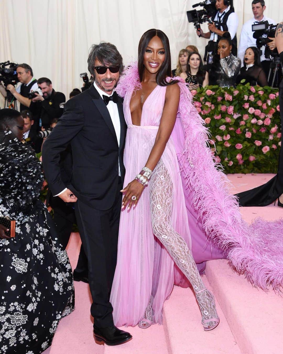 Valentinoさんのインスタグラム写真 - (ValentinoInstagram)「Alongside creative director @pppiccioli, @naomi walked the red carpet at the 2019 “Camp: Notes on Fashion” #MetGala wearing a #ValentinoHauteCouture pale pink silk chiffon dress, along with a cape embroidered with feathers and sequins, designed for her by @pppiccioli.」5月7日 12時09分 - maisonvalentino