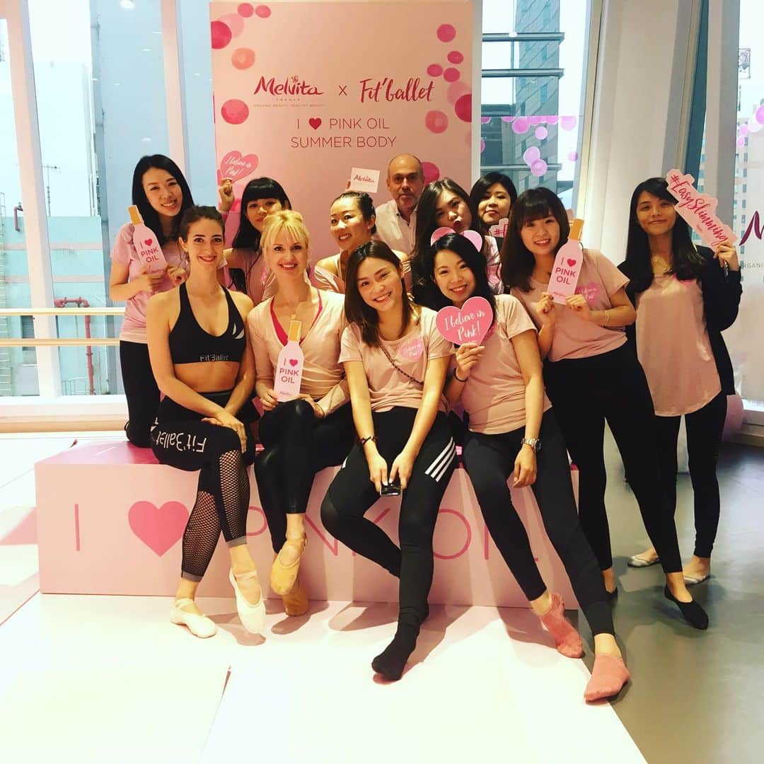 Melvita Officialのインスタグラム：「L’équipe de @melvitaofficial Hong Kong au grand complet, prête pour l’événement Fit Ballet Or Rose avec notre guest star @octavieescure」