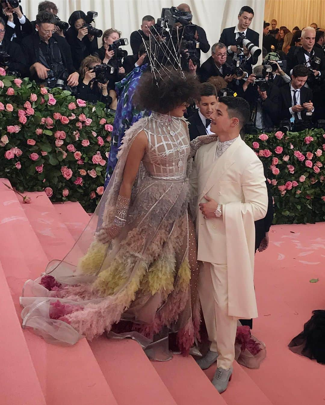 メトロポリタン美術館さんのインスタグラム写真 - (メトロポリタン美術館Instagram)「@priyankachopra and @nickjonas share a tender look on the #MetGala red carpet, back where it all began! #MetCamp #PriyankaChopra #NickJonas」5月7日 12時05分 - metmuseum