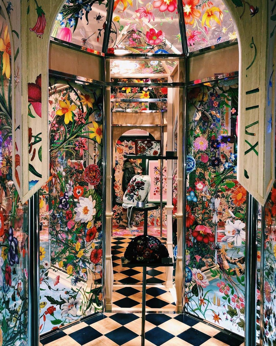 のインスタグラム：「先日、世界で愛され続けている GUCCI FLOLA のレセプションパーティーにお邪魔しました🌼🌼 1960年代から現在までのアーカイブアイテムの FLORA作品の数々が展示されていて、アーカイブアイテムが日本にくるのは初らしいです✨✨✨壁から床まで全てお花🌹🌹🌹 グッチ銀座７Fで5/12までinstallationしています🌸🌸🌸 #gucciflora」