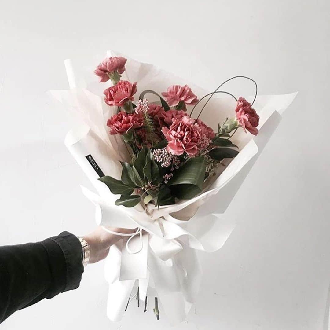 플로리스트 이주연 florist Lee Ju Yeonさんのインスタグラム写真 - (플로리스트 이주연 florist Lee Ju YeonInstagram)「. . 어버이날 스승의날 상품 예약 받고 있어요 ❣️ . #바네스어버이날스승의날상품 (👈🏻태그에 다양한 상품있어요😊) . 문의는 카톡 ID vaness52로 문의 주세요 🥰 . #어버이날꽃선물 #어버이날꽃다발 #어버이날카네이션 #카네이션꽃바구니 #카네이션꽃다발 #카네이션 #어버이날 #어버이날카네이션 #스승의날 #스승의날꽃선물 #카네이션 #역삼동꽃집 #언주역꽃집  #vanessflower #바네스플라워  배송은 지역에따라 배송비가 발생되며 서울 경기권 지역까지 배송 가능하세요 😘 블로그 vanessflower.co.kr (인스타상단링크)들어가시면 다양한 가격대별 상품 보실수있어요 ❤️ .」5月7日 12時05分 - vanessflower