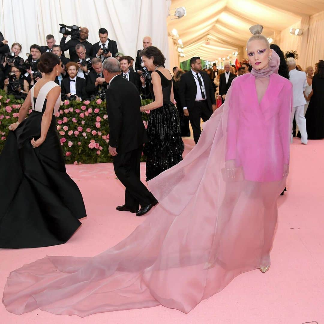 ペトラ・フラナリーさんのインスタグラム写真 - (ペトラ・フラナリーInstagram)「💗 @pom.klementieff @ferragamo #metgala」5月7日 12時09分 - petraflannery