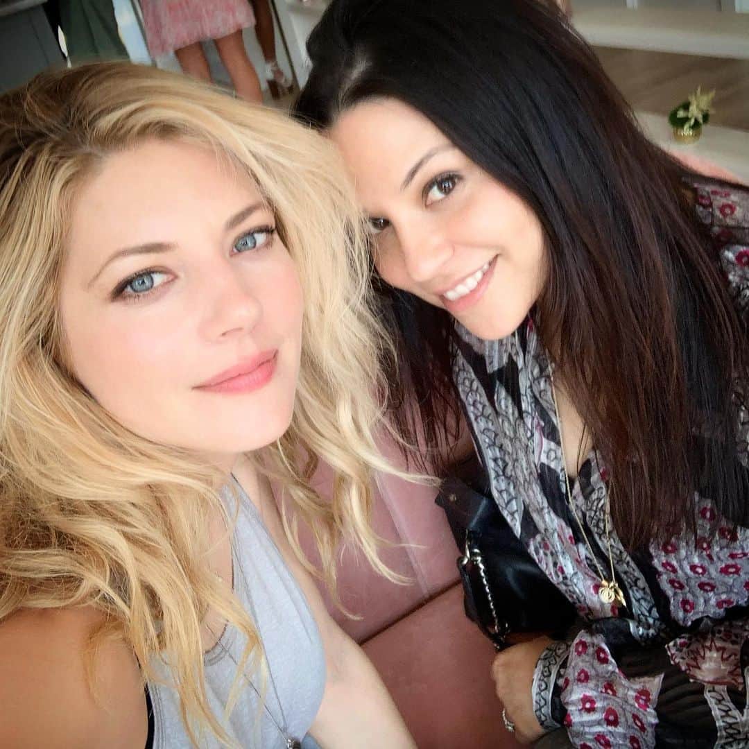 キャサリン・ウィニックのインスタグラム：「Good friends don’t let you do stupid things... alone.」