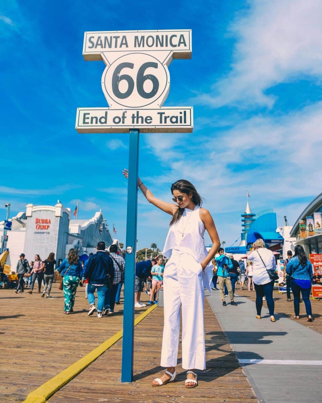 のインスタグラム：「Sunny day In Santa Monica Pier☀️💙 ・ 晴れた日にサンタモニカピアへ💙☀️ ・ 大好きな濱口シスターズのコラボ服 白のセットアップ❤️😍 @nostalgia_jp @sayo345char @onechama ・ ・ #santamonica#losangeles#sunnyday #nostalgiajp#ノスタルジア#ノスジョ #サンタモニカ#ロサンゼルス」