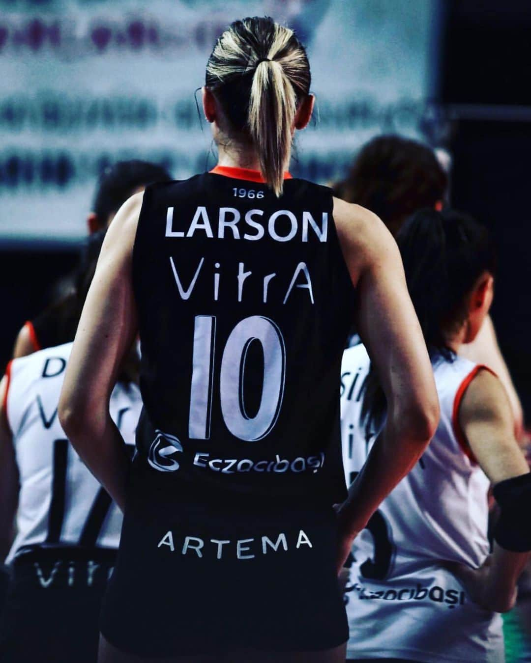 ジョーダン・ラーソンさんのインスタグラム写真 - (ジョーダン・ラーソンInstagram)「There really are no words to express my gratitude for this amazing experience @eczacibasisporkulubu. I have not only been able to play at the highest level with some extremely talented athletes, but I have learned so much about myself. Year 1 Jordan looks much different than year 5 Jordan and I can't thank this club, board and the girls enough for their support and trust through the years.  Its also been a true honor to have been the captain and to represent such a prestigious name and team.  Thank you to the fans for all your support though the years. I will always be a tiger at heart. 🐯🖤💪🏻 @tigers.eczacibasi」5月7日 12時23分 - gov1007