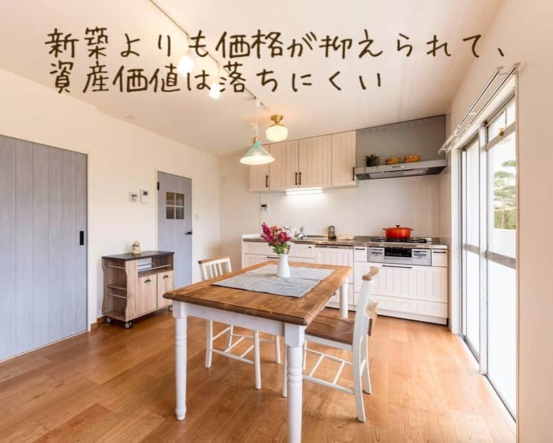レノビアリングのインスタグラム：「横浜市青葉区にある築43年の団地リノベーション✨ ・ Before（2枚目）と比較すると、「もう新築と同じですよね。」というお声をよくちょうだいします☺️ ・ 新築と違うところといえば、イニシャルコスト（初期費用）と資産価値👛✨ ・ リノベーション物件は新築よりも購入価格を抑えられる上、住んだ瞬間から価値が下がる新築とは異なり、資産価値が下がりにくいのです👍 ・ ・ -------------------------------- もっとたくさんの写真はコチラ ☞ @renovering_2016 フォトギャラリー 【シャビーな北欧カラーでまとめた働き女子の中古マンションリノベ】 -------------------------------- ・ #中古マンション #マンション #マンションインテリア #マンション購入 #リノベーション #中古マンションリノベーション #リノベ #ひとり暮らし #マンション生活 #マンション暮らし #マンションリノベーション #独身女子 #リノベーション会社　#北欧　#住まい #北欧ナチュラル　#北欧インテリア　#カフェ風インテリア　#横浜　#長津田　#レノビアリング　#マックライフ　#インテリア #丁寧な暮らし #家づくり #リビングインテリア #マイホーム #ナチュラルインテリア #団地 #団地リノベ」