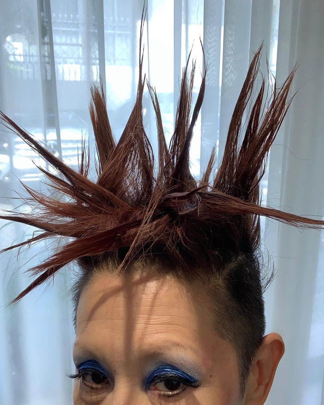 夏木マリさんのインスタグラム写真 - (夏木マリInstagram)「姐さん、お支度中、、、 MetGalaじゃ、地味ね！キャ‼︎ Hair by @t.cutters for @___cutters___  #TAKU Makeup by #Yusuke Saeki  #OneofloveプロジェクトGIG #6.18  #natsukirock  #marinatsuki #Corona #私を生きて #夏木マリ」5月7日 12時25分 - mari_natsuki