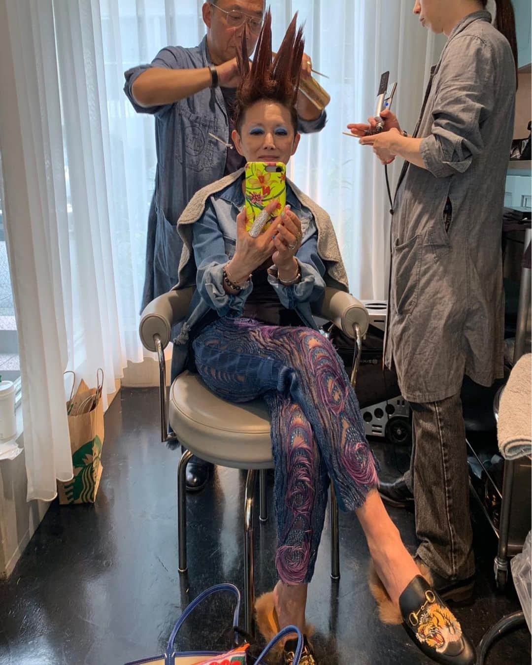 夏木マリさんのインスタグラム写真 - (夏木マリInstagram)「姐さん、お支度中、、、 MetGalaじゃ、地味ね！キャ‼︎ Hair by @t.cutters for @___cutters___  #TAKU Makeup by #Yusuke Saeki  #OneofloveプロジェクトGIG #6.18  #natsukirock  #marinatsuki #Corona #私を生きて #夏木マリ」5月7日 12時25分 - mari_natsuki