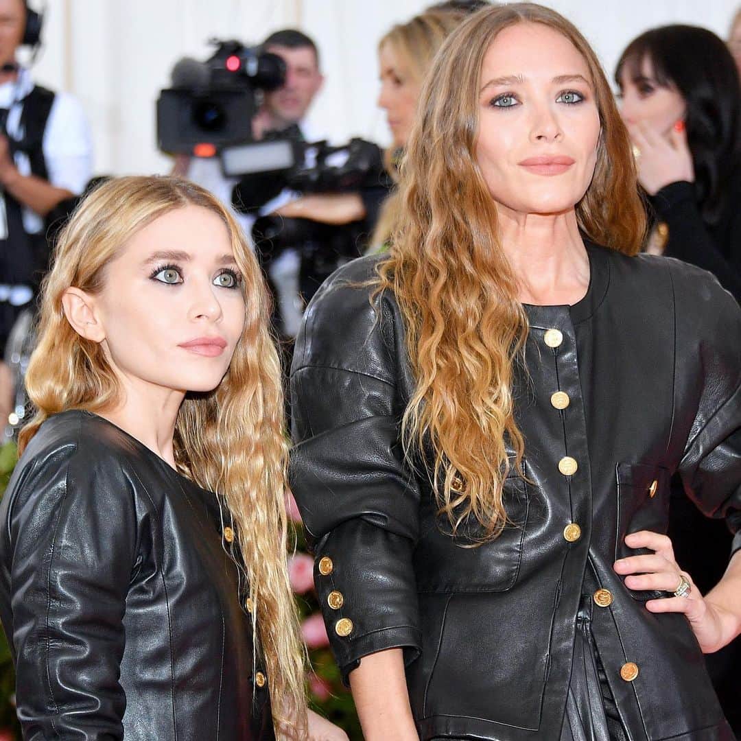 CLARINSさんのインスタグラム写真 - (CLARINSInstagram)「Doing a double take? #MaryKateOlsen & #AshleyOlsen rocked matching looks on the #MetGala carpet, with make-up by @anariz1. Here’s how to get the look: ✨Instant Smooth Perfecting Touch ✨Skin Illusion Foundation ✨Instant Light Brush-On Perfector Concealer (@anariz1’s pro tip: apply down the center of nose & under eyes to brighten) ✨Bronzing Compact in 01 Sunset Glow ✨Ombre Satin Eyeshadow in Purple Rain ✨4-Colour Eyeshadow Palette in 02 Rosewood ✨4-Colour All-in-One Pen ✨Supra Volume Mascara ✨Eyebrow Pencil in 03 Soft Blonde ✨Lip Pencil in 01 Nude Fair ✨Joli Rouge Velvet in 757V Nude Brick ✨Fix’ Make-Up to set the full look」5月7日 12時36分 - clarinsusa