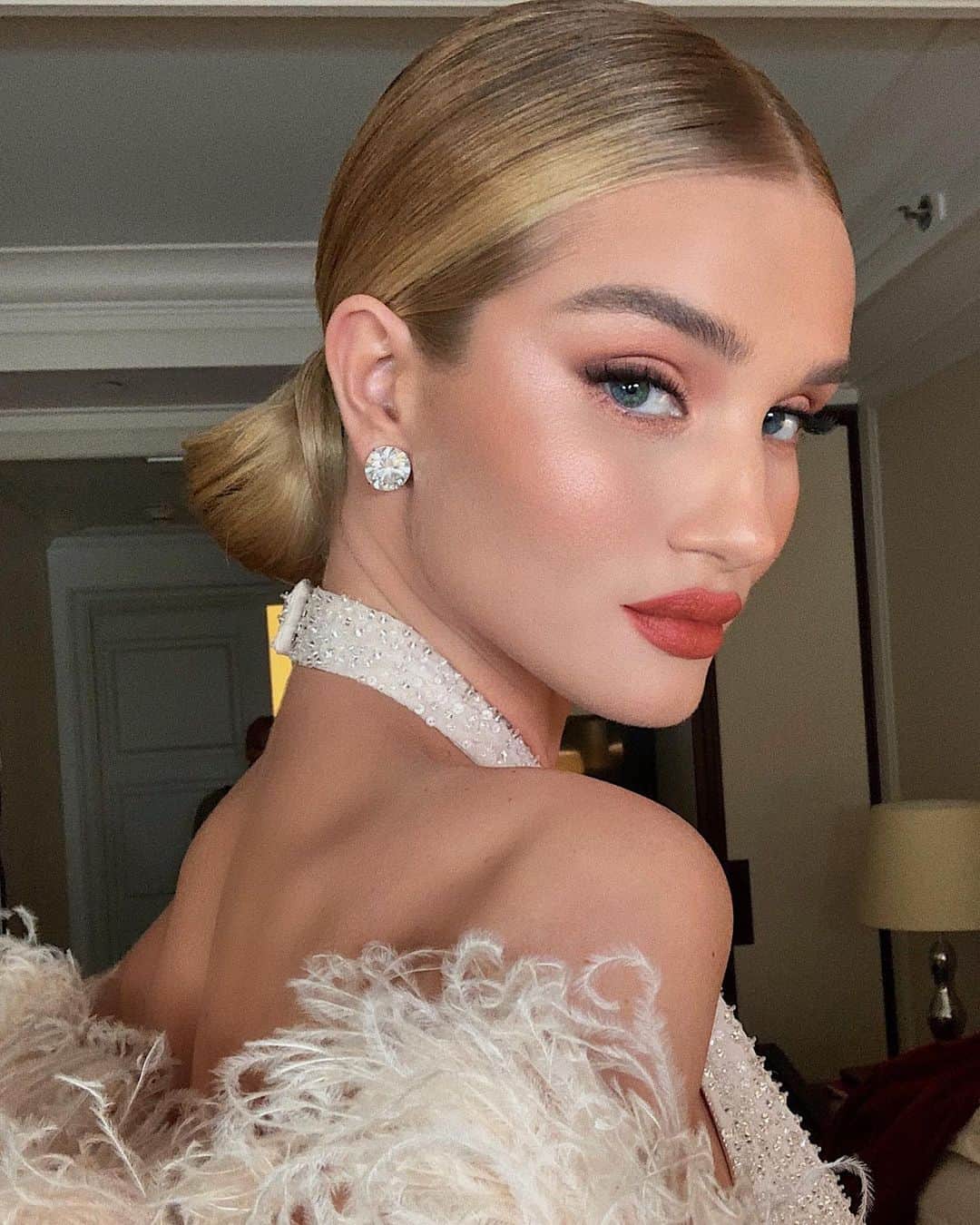 Hung Vanngoさんのインスタグラム写真 - (Hung VanngoInstagram)「@rosiehw tonight for #MetGala2019 🧡🧡⚡️💫✨. Styled by @emmajademorrison @oscardelarenta 💅🏻 @ginaedwards_ 💇 @cwoodhair 💄 @hungvanngo using @chanel.beauty  @welovecoco #welovecoco #workingwithchanel Here is the products breakdown: SKIN PREP: Hydra Beauty Micro Liquid Essence Hydra Beauty Camellia Water Cream Illuminating Hydrating Fluid Hydra Beauty Micro Gel Yeux Intense Smoothing Eye Gel Hydra Beauty Nourishing Lip Care Hydra Beauty Essence Mist  COMPLEXION: Les Beiges Eau de Teint Foundation in “Medium Light” Le Correcteur de Chanel Longwear Concealer in shade “20” Soleil Tan de Chanel  Poudre Universelle Libre Natural Finish Loose Powder in shade “20”  CHEEKS: Poudre Lumiere in “30" Joues Contraste Powder Blush in shade “71 Malice"  BROWS: Stylo Soucils Waterproof in shade “806” Lê Gel Sourcils in shade “350”  EYES: Stylo Yeux Waterproof in shade “943 Brun Agape” Les 4 Ombré in “Lumieres Naturalles” Inimitable Intense Multi-Dimentionnel Sophistique Mascara in "10 Noir”  LIPS: The mixture of Rouge Allure  Velvet Extrême in shades “112 Idéal & 122 Chestnut”.」5月7日 12時36分 - hungvanngo