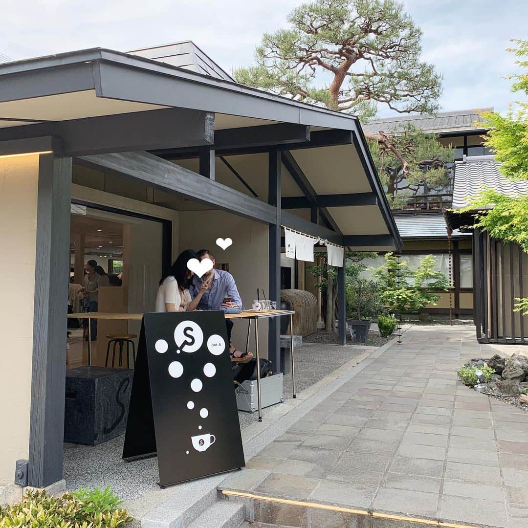 ひこ乃さんのインスタグラム写真 - (ひこ乃Instagram)「🍵⠀ ⠀ ふらりと入ったカフェが美味しかった☕️ 充電できるし写真たくさん撮ってすぐ 電池無くなる私にとってとても重宝するカフェでした！ 外人さんがとても絵になってた❤︎ ⠀ #京都カフェ#ドットエス#抹茶#milleapic」5月7日 12時32分 - hikono0909