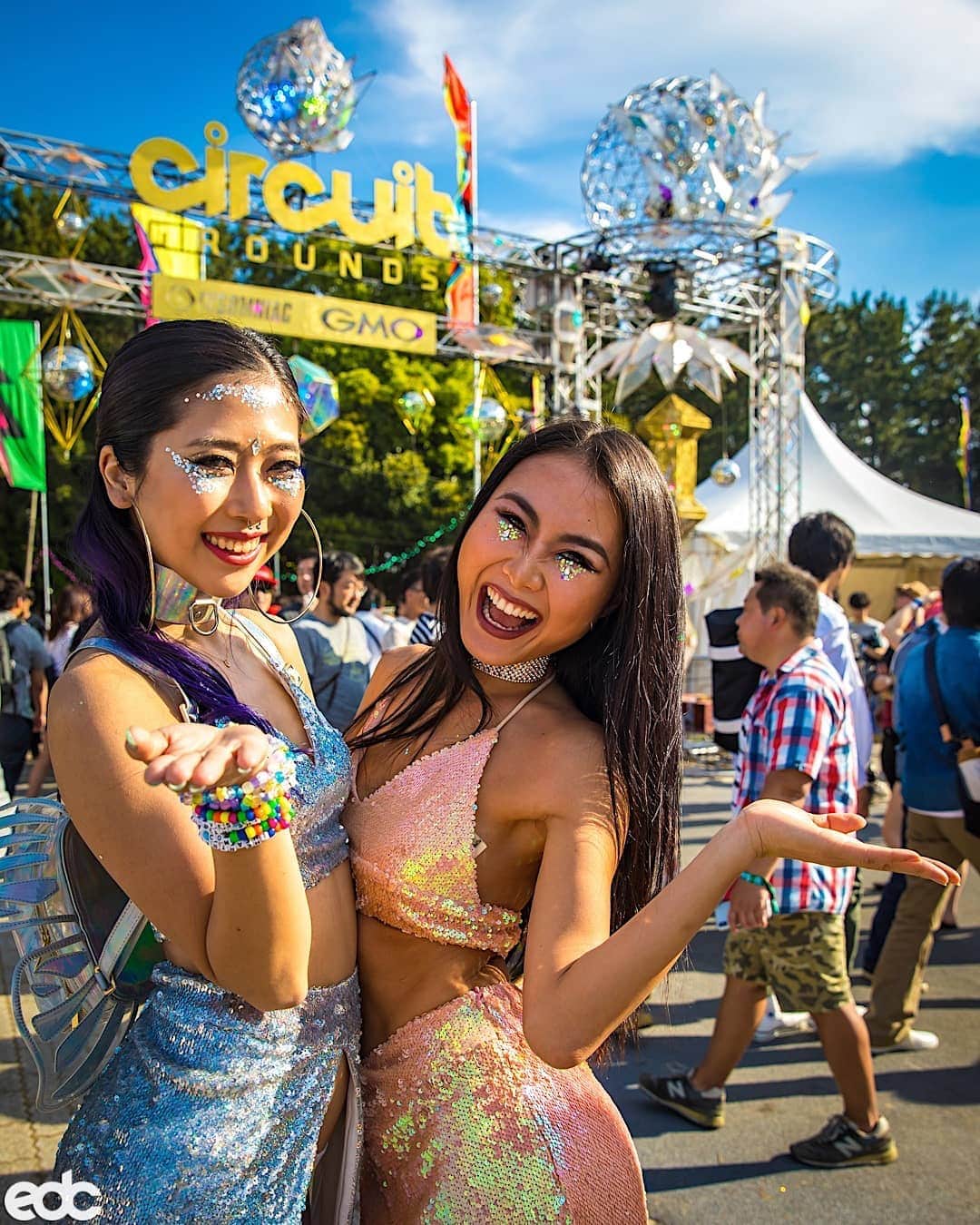 EDC Japanのインスタグラム：「荷物は預けられるの？水は無料？VIPアップグレード？🤔 分からないことがあれば、EDC Japan ウェブサイトの「ご案内」ページをチェックしよう！👍 Can I bring in my LED Hoop? Free water? VIP upgrades? 🤔  Find all these answers and more in the FAQ section of our website! 👍 ＃EDCJapan」