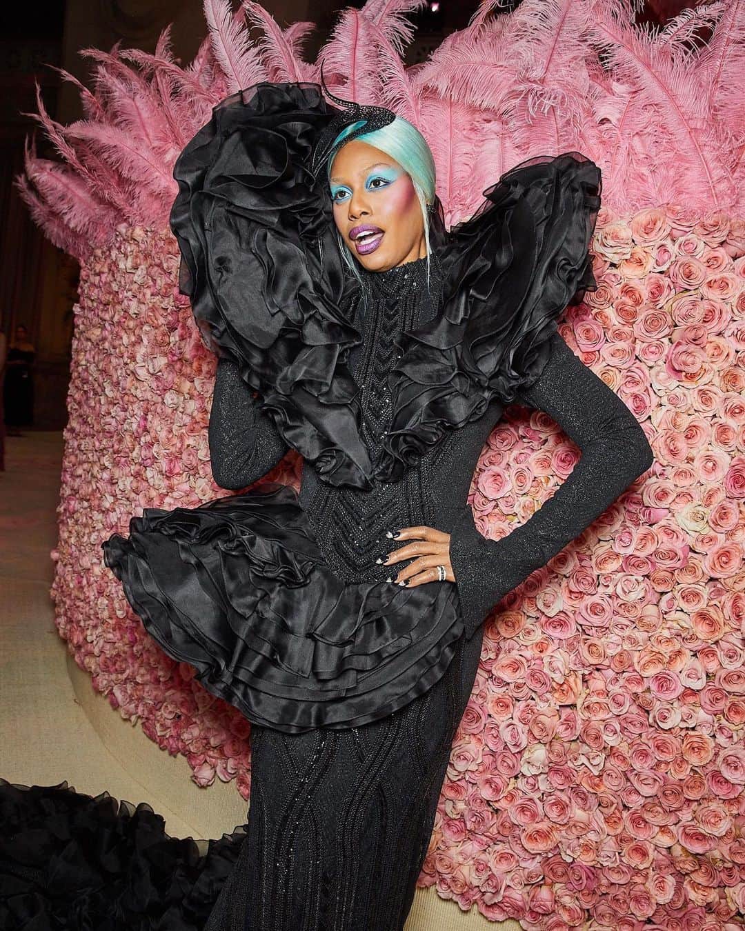Vogue Runwayさんのインスタグラム写真 - (Vogue RunwayInstagram)「What it means to dress in a camp manner may be open to debate, but that did not stop attendees at the 2019 #MetGala, like @lavernecox, pictured, from making spirited and persuasive arguments about audacity and big night glamour. See all the night's looks at the link in our bio. Photographed by @coreytenold」5月7日 12時40分 - voguerunway