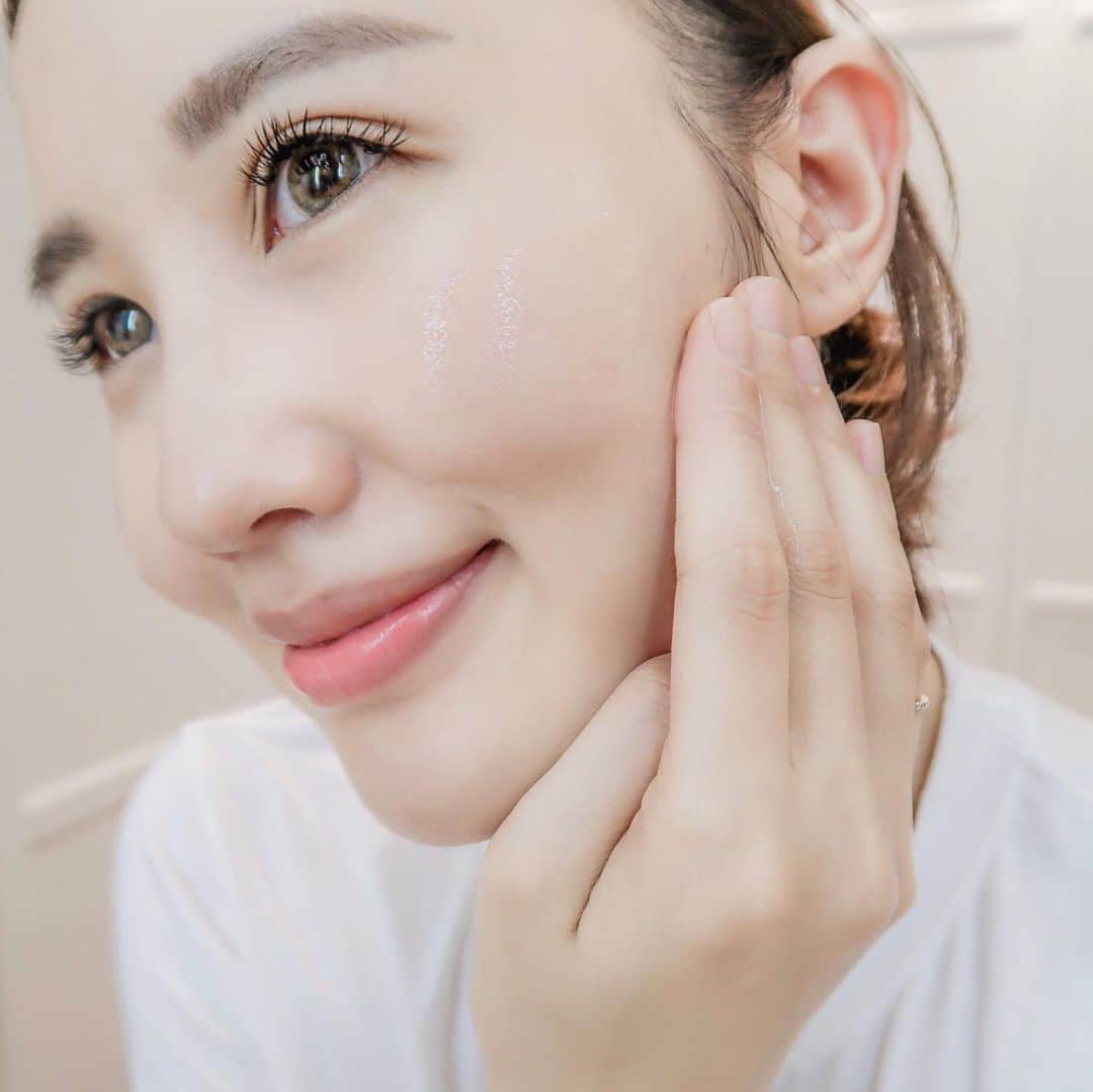 Lilian莉安さんのインスタグラム写真 - (Lilian莉安Instagram)「- 生完孩子都半年 時間過超快但體重怎麼還沒回來 🤣 最近覺得產後代謝循環差很多，也容易水腫 為了健康著想認真該起身運動💦 不然循環不好，自然膚色會看起來暗沉、氣色欠佳  也因為要顧寶寶 每天的日常保養，全臉+全身保養我都大概5分鐘內搞定吧⏱ 所以保養品我非常強調一定要快速吸收又有效的 不能太多道程序，媽媽可沒那時間☝🏻 -  以保濕主打的 佳麗寶 DEW 首次推出美白系列 讓我感受到保養可以如此簡單快速又有效果 持續使用肌膚比較有透亮感 安心告別黃臉婆  也因為有強力保濕做為基底 像我肌膚較為敏感，用起來也覺得非常溫和不刺激 和我一樣膚質的話可以安心使用噢💛 -  #輕鬆白出一道光 #佳麗寶DEW淨潤系列」5月7日 12時44分 - itslilian1002