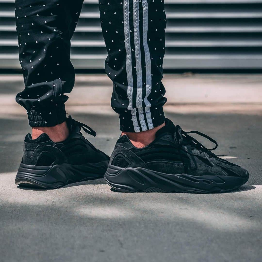 HYPEBEASTさんのインスタグラム写真 - (HYPEBEASTInstagram)「@hypebeastkicks: Take an on-feet look at the @adidas YEEZY BOOST 700 “Vanta.” The stealthy iteration features a black mesh upper paired with matching premium suede overlays, as well as reflective hits. Look for it to hit adidas’ website, YEEZY SUPPLY and select retailers on June 29 for $300 USD.  Photo: @solebyjc」5月7日 12時53分 - hypebeast