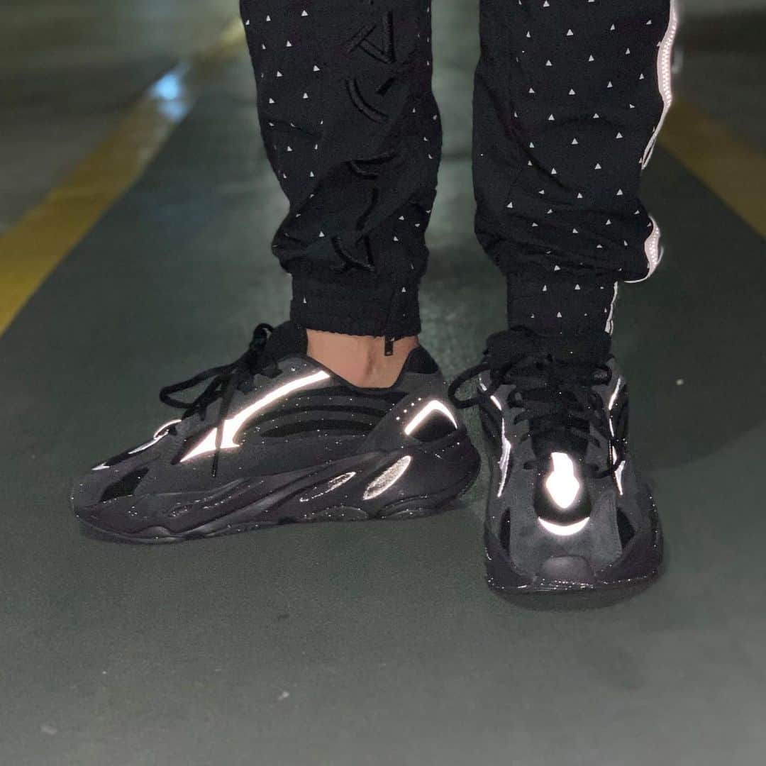 HYPEBEASTさんのインスタグラム写真 - (HYPEBEASTInstagram)「@hypebeastkicks: Take an on-feet look at the @adidas YEEZY BOOST 700 “Vanta.” The stealthy iteration features a black mesh upper paired with matching premium suede overlays, as well as reflective hits. Look for it to hit adidas’ website, YEEZY SUPPLY and select retailers on June 29 for $300 USD.  Photo: @solebyjc」5月7日 12時53分 - hypebeast