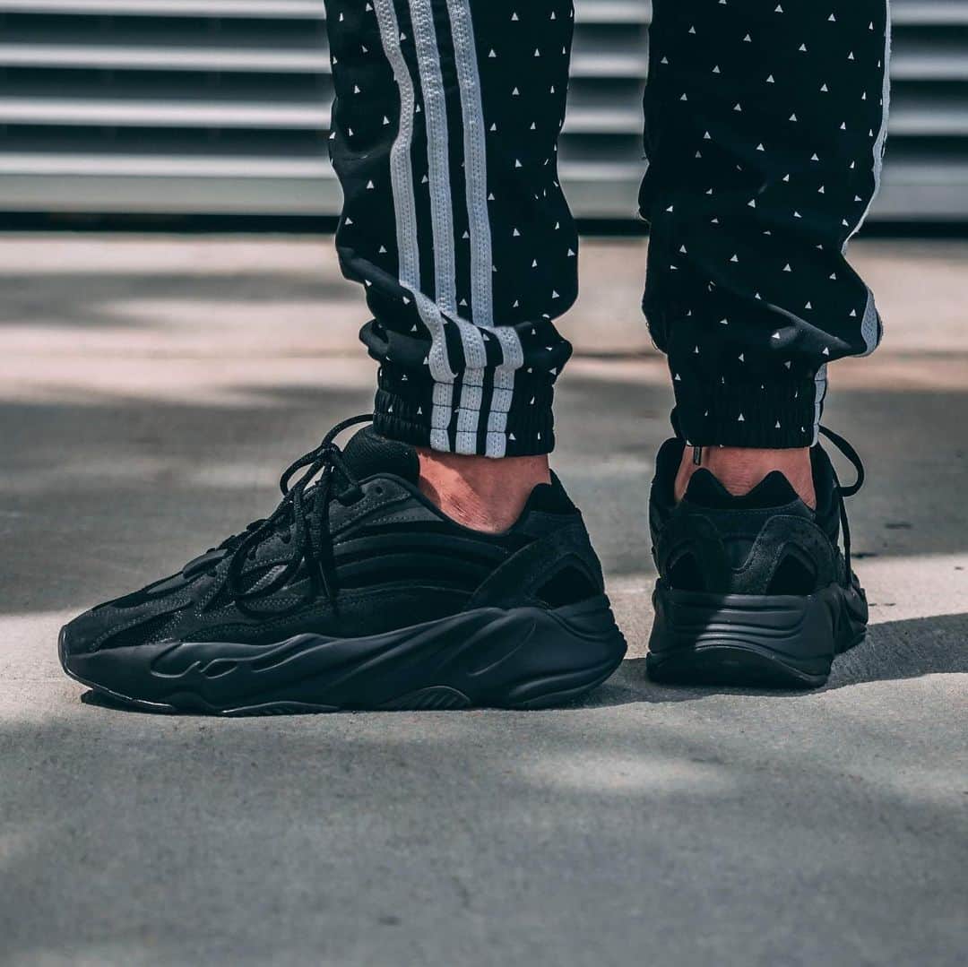 HYPEBEASTさんのインスタグラム写真 - (HYPEBEASTInstagram)「@hypebeastkicks: Take an on-feet look at the @adidas YEEZY BOOST 700 “Vanta.” The stealthy iteration features a black mesh upper paired with matching premium suede overlays, as well as reflective hits. Look for it to hit adidas’ website, YEEZY SUPPLY and select retailers on June 29 for $300 USD.  Photo: @solebyjc」5月7日 12時53分 - hypebeast